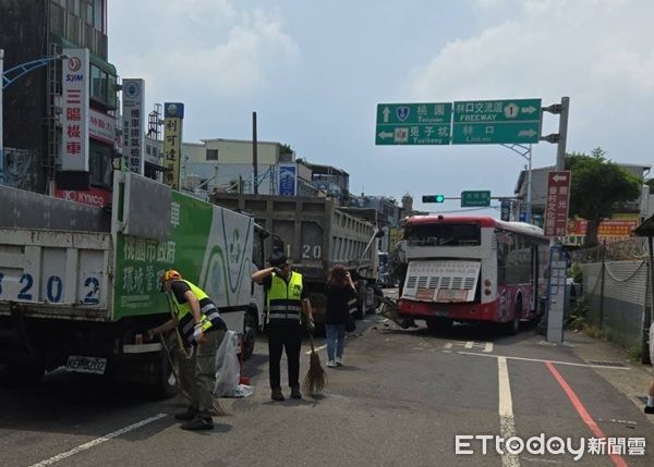 ▲一部大貨車失控撞上停靠站的公車，並波及旁邊的曳引車。（圖／龜山警分局提供、下同）