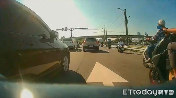 ▲▼被害杜姓男子機車視角，左側小客車切出車道，警方循線逮捕3名施暴的工人             。（圖／記者陳以昇翻攝）