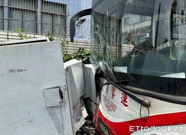 ▲▼被撞的公車也波及一旁電箱導致附近500多戶停電。（圖／龜山警分局提供）