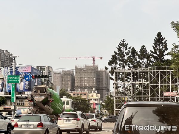 ▲▼台中最貴看板             。（圖／記者陳筱惠攝）