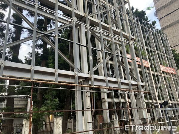 ▲▼台中最貴看板             。（圖／記者陳筱惠攝）