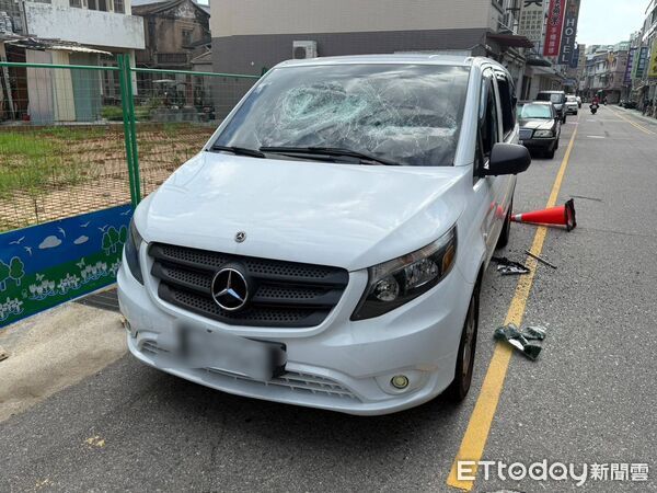 ▲▼百萬賓士玻璃被砸到全碎。（圖／記者林名揚翻攝）