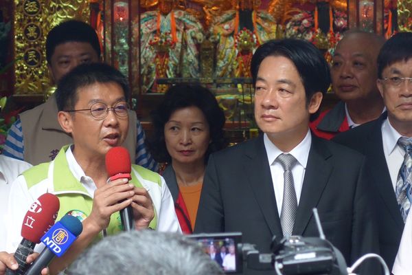 ▲▼2019年投入民進黨總統初選的前行政院長賴清德(右)到高雄市廟宇參拜祈福，許智傑(左）全程陪同。（圖／民眾提供）