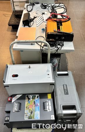 ▲刑事局電偵大隊破獲詐團使用大陸製手機基地台蓋台推播詐騙簡訊的離譜案件。（圖／記者張君豪翻攝）