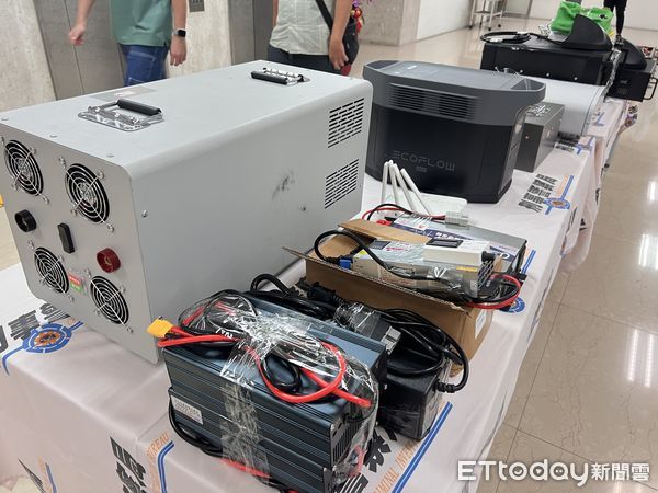 ▲刑事局電偵大隊破獲詐團使用大陸製手機基地台蓋台推播詐騙簡訊的離譜案件。（圖／記者張君豪翻攝）