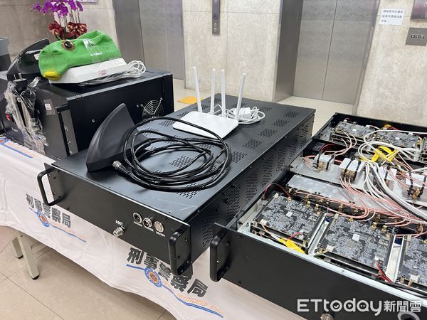 ▲刑事局電偵大隊破獲詐團使用大陸製手機基地台蓋台推播詐騙簡訊的離譜案件。（圖／記者張君豪翻攝）
