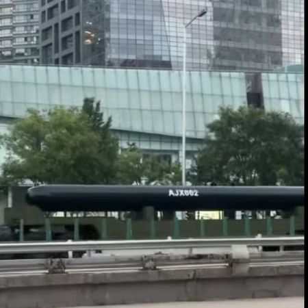 ▲▼中國將於9月3日舉辦大閱兵，預計將首次展示多款超大型無人水下載具（ XLUUV），其中型號為「AJX002」的XLUUV，長約18至20公尺，外型類似魚雷，外型類似有「末日武器」之稱的俄羅斯「波塞冬」核動力魚雷。（圖／翻攝自大陸微博）