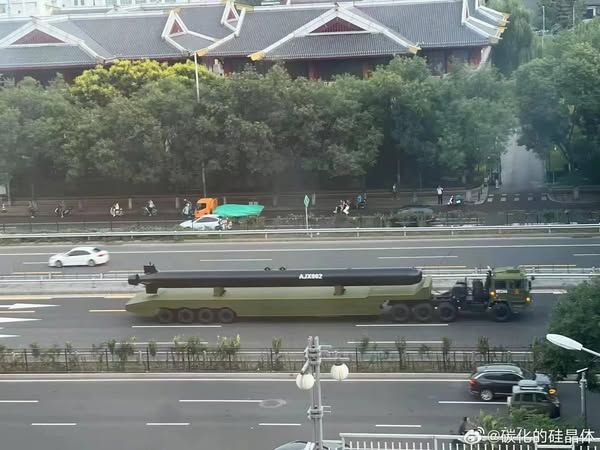 ▲▼中國將於9月3日舉辦大閱兵，預計將首次展示多款超大型無人水下載具（ XLUUV），其中型號為「AJX002」的XLUUV，長約18至20公尺，外型類似魚雷，外型類似有「末日武器」之稱的俄羅斯「波塞冬」核動力魚雷。（圖／翻攝自大陸微博）