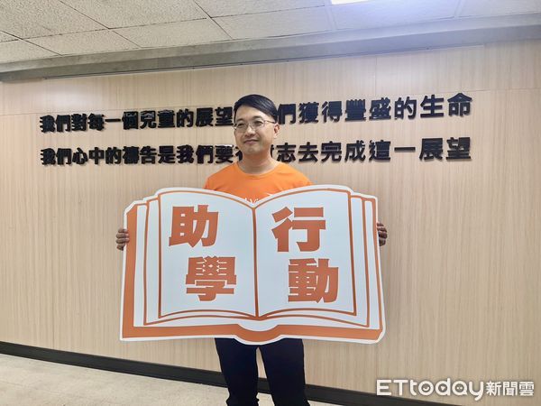 ▲小宜熟練使用輔具協助媽媽側身。（圖展望會提供，下同）