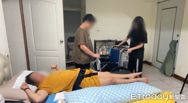 ▲小宜熟練使用輔具協助媽媽側身。（圖展望會提供，下同）