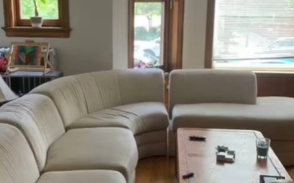 女1萬多元賣掉家中舊沙發　事後發現「自己不識貨」錯失60萬元。（圖／翻攝自TikTok／ohsnapitzjulie）