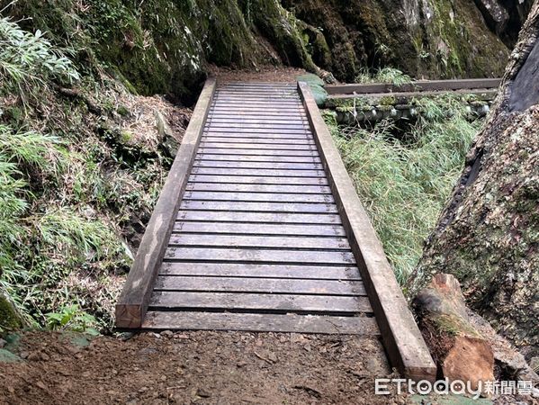 ▲玉山主群峰線臨時性棧橋搶修完工，將於19日(二)恢復入園。（圖／翻攝「玉山國家公園」臉書粉專，下同）