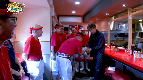 ▲▼拉麵店員工看到木村拓哉！　「怕手髒」不敢問握手。（圖／翻攝自YouTube）