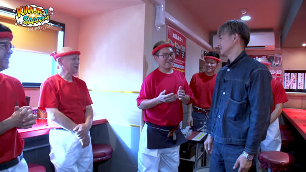 ▲▼拉麵店員工看到木村拓哉！　「怕手髒」不敢問握手。（圖／翻攝自YouTube）