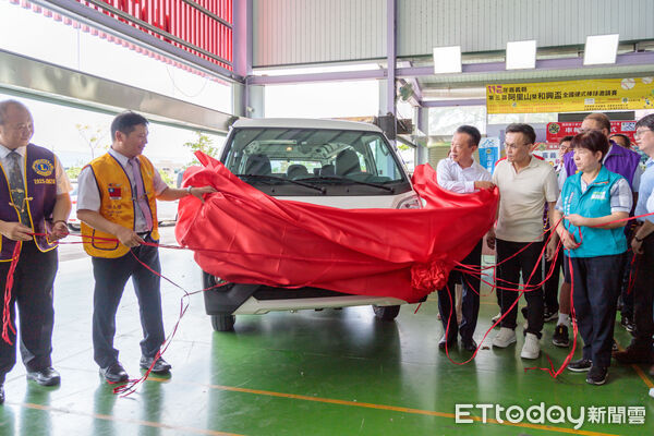 ▲▼  玉山獅子會捐贈全新九人座校車，球隊移地訓練更安全 。（圖／嘉義縣政府提供）