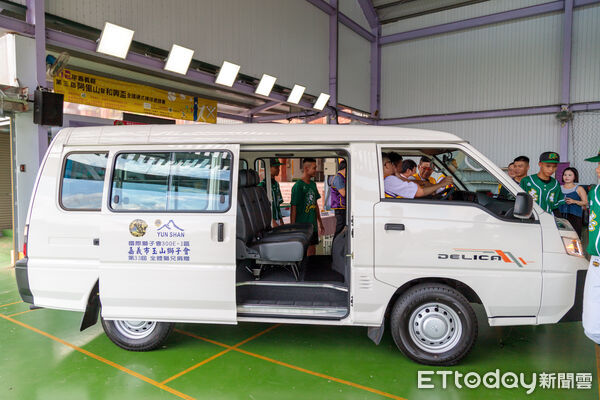 ▲▼  玉山獅子會捐贈全新九人座校車，球隊移地訓練更安全 。（圖／嘉義縣政府提供）