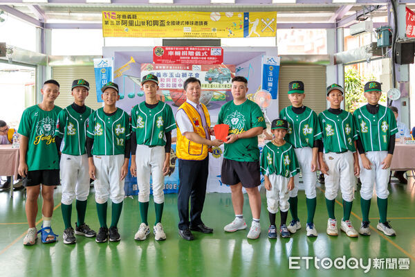 ▲▼  玉山獅子會捐贈全新九人座校車，球隊移地訓練更安全 。（圖／嘉義縣政府提供）