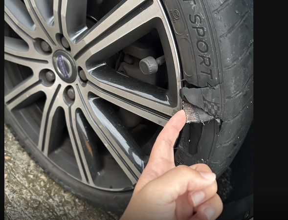 ▲國3南彰化路段因坑洞造成20車爆胎輪胎受損。（圖／國道警方提供）