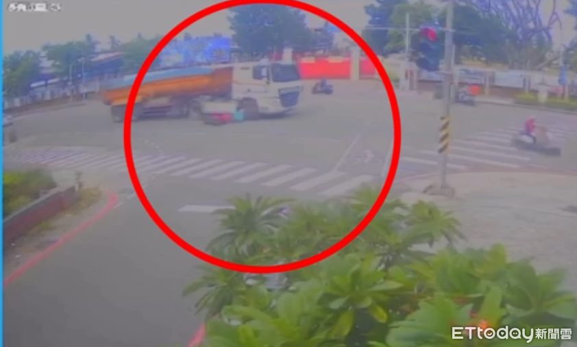 驚悚畫面曝！高雄砂石車擊落機車　女騎士頭部重創送醫