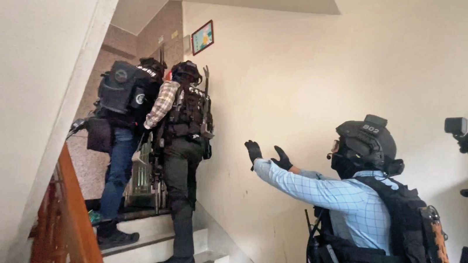 警方荷槍實彈，對黃鶴樓集團的犯罪據點進行攻堅、搜索。（刑事局提供）