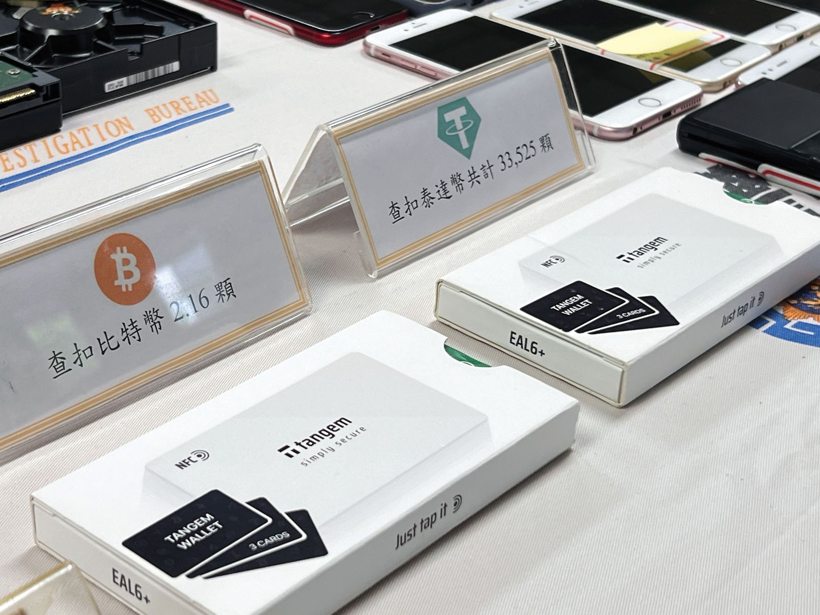 警方在黃鶴樓及共犯的工作室和住處，查扣大批贓款、手機及電腦。（刑事局提供）