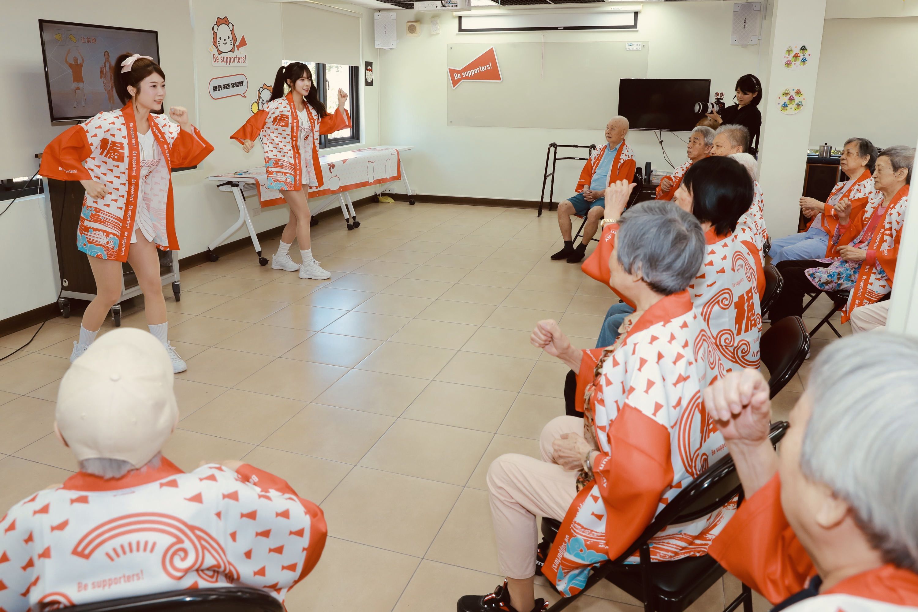 ▲▼固力伸CSR三得利健益Be supporters!活動拍攝。（圖／記者周宸亘攝）