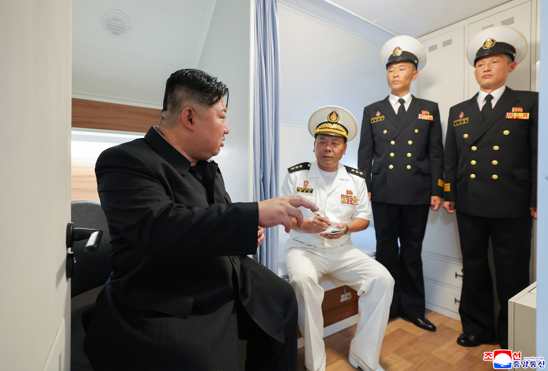 ▲▼金正恩登艦視察崔賢號，造訪船員寢室。（圖／達志影像）