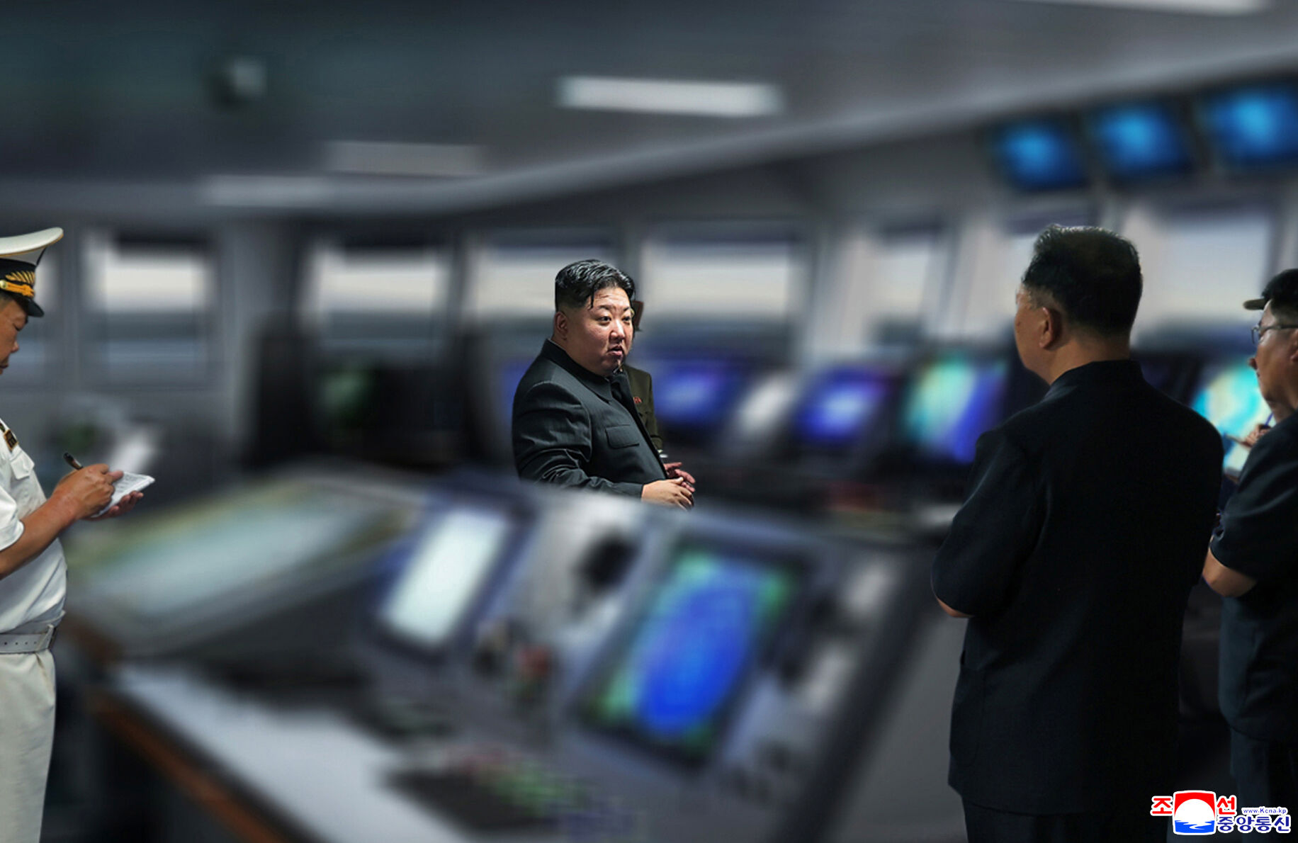 ▲▼金正恩登艇視察新型驅逐艦「崔賢號」，進入戰情指揮中心，北韓官媒將重要數據以模糊畫面處理。（圖／達志影像）