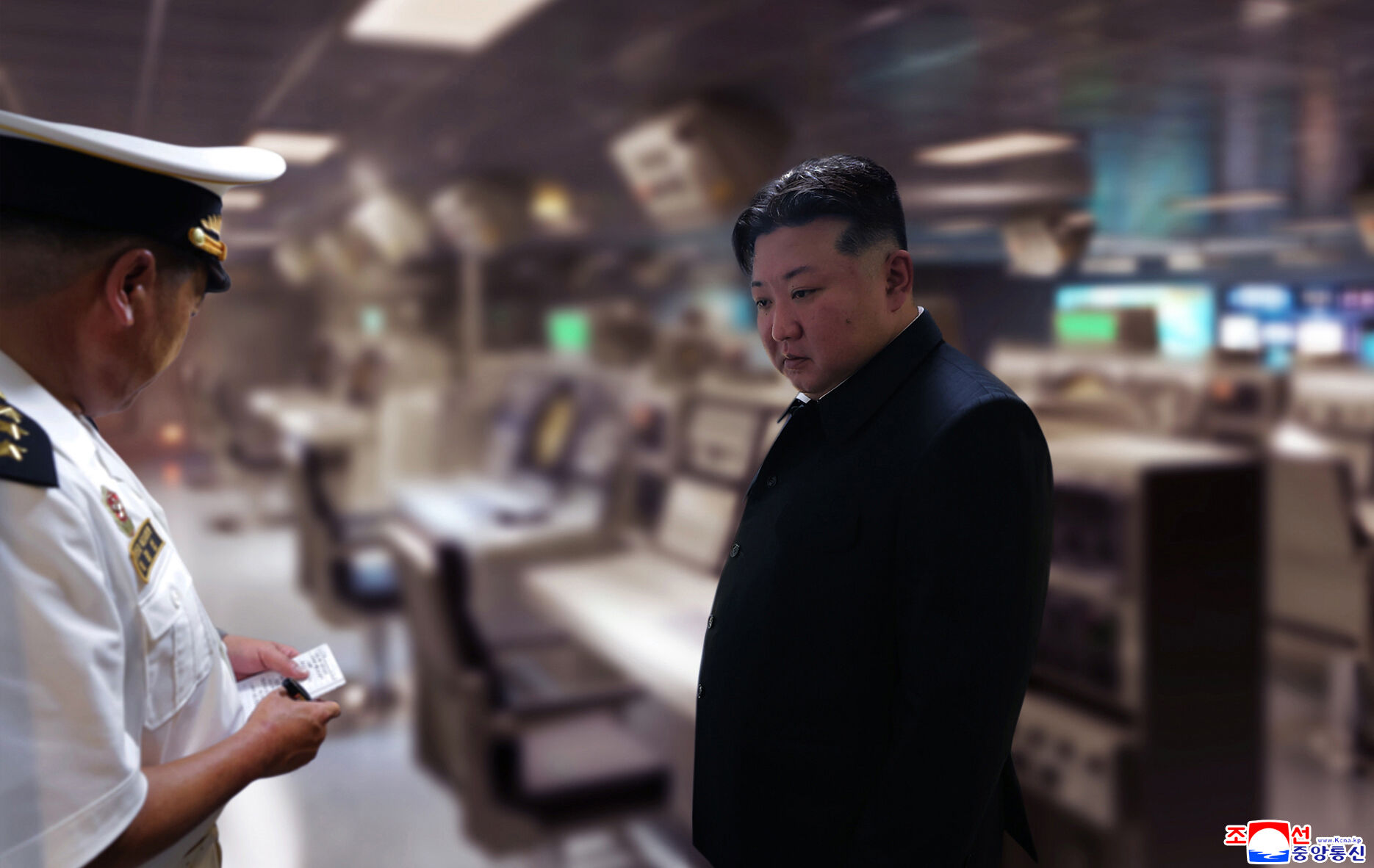 ▲▼金正恩登艇視察新型驅逐艦「崔賢號」，進入戰情指揮中心，北韓官媒將重要數據以模糊畫面處理。（圖／達志影像）