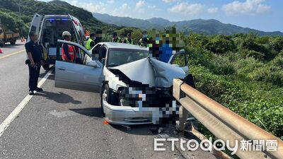 快訊／新北貢寮「汽車閃交通錐」自撞！　車頭全撞爛4人送醫