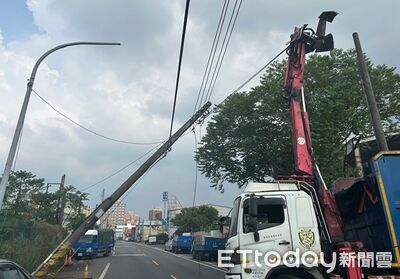 桃園大貨車吊臂扯倒電桿「電線起火」！警封路消防急撲滅