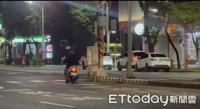 嘉義騎士逆向走快車道！下秒再騎上人行道...就為了倒垃圾