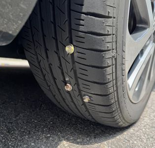 鐵釘怪客出沒？台中連3車輪胎被刺破　竟是貨車掉1包螺絲害的