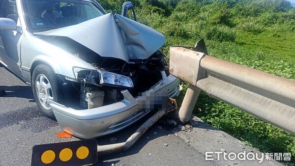 ▲新北市貢寮區發生自撞事件，4人受傷送醫。（圖／記者郭世賢翻攝，下同）