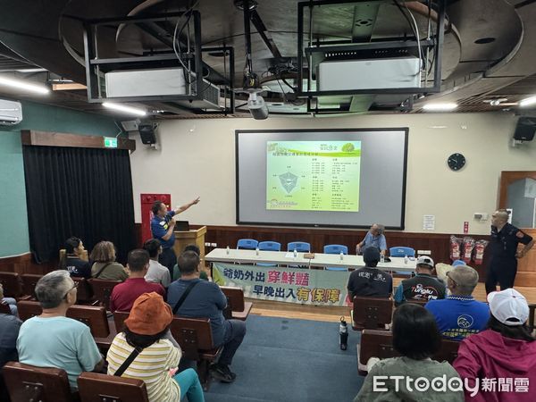 ▲東港警分局小琉球交通治安座談會。(圖／記者陳崑福翻攝）