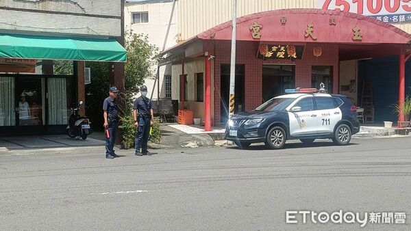 ▲內埔警方提醒民眾，騎機車要戴緊安全帽。（圖／記者陳崑福翻攝）