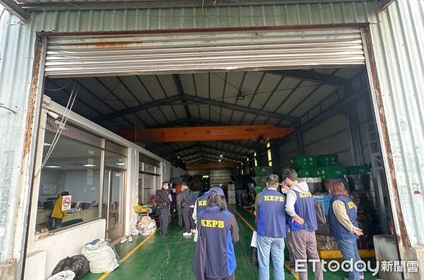 ▲▼ 高雄8處農地慘淪垃圾場！遭亂埋廢棄物　環保局重罰最高1500萬。（圖／記者賴文萱翻攝）