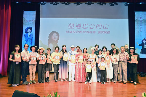 ▲▼ 鳳飛飛金曲歌唱競賽決賽評審與得獎者。（圖／大嵙崁文教基金會提供）