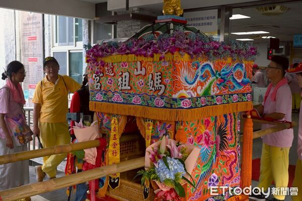 ▲▼苗栗「山邊媽祖」首次蒞臨花蓮市公所，現場香火鼎盛並出現「發爐」吉兆。（圖／花蓮市公所提供，下同）