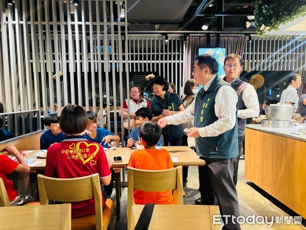 ▲台南市長黃偉哲出席公益餐會，感謝饗賓集團長期投入社會關懷。（圖／記者林東良翻攝，下同）