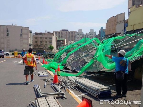 ▲▼ 高雄工地出事了！拆到一半「鷹架倒塌」慘況曝　市府急勒令停工。（圖／翻攝高雄市議員鄭孟洳FB粉絲專頁）