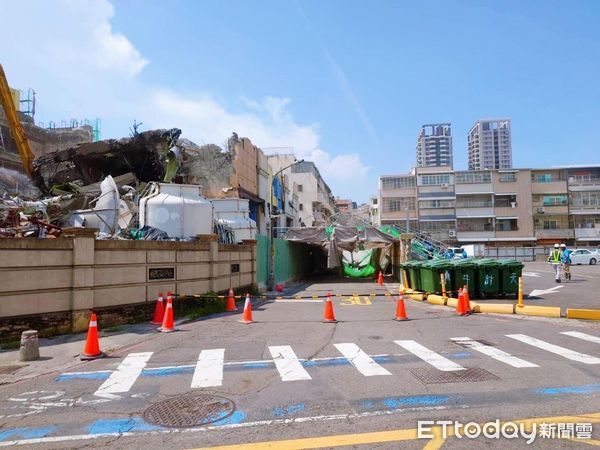 ▲▼ 高雄工地出事了！拆到一半「鷹架倒塌」慘況曝　市府急勒令停工。（圖／翻攝高雄市議員鄭孟洳FB粉絲專頁）