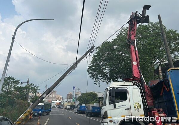 ▲大貨車吊臂未收攏，導致勾扯電線蹦一聲將電桿拉傾斜。（圖／桃園警分局提供、下同）