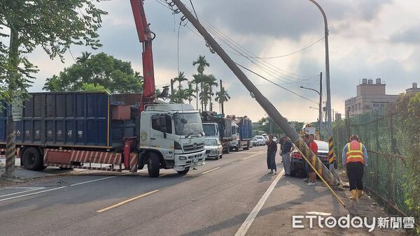 ▲大貨車吊臂未收攏，導致勾扯電線蹦一聲將電桿拉傾斜。（圖／桃園警分局提供、下同）