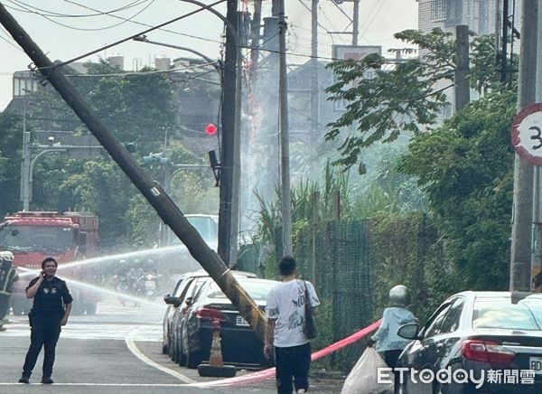 ▲▼一度造成電線走火經消防隊迅速撲滅，警方封鎖道路救災。（圖／桃園警分局提供）