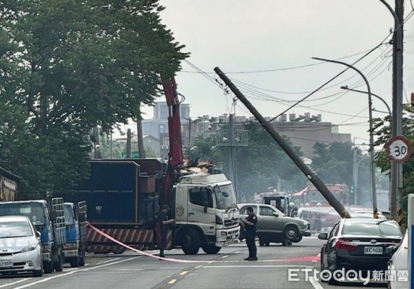 ▲▼一度造成電線走火經消防隊迅速撲滅，警方封鎖道路救災。（圖／桃園警分局提供）