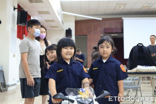 ▲瑞芳警創意開箱派出所 交安知識從小扎根。（圖／記者郭世賢翻攝）