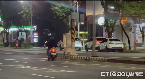 ▲▼  嘉義市騎士為了丟夜間垃圾逆向被拍下 。（圖／民眾提供）