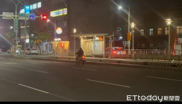 ▲▼  嘉義市騎士為了丟夜間垃圾逆向被拍下 。（圖／民眾提供）