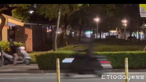 ▲▼  嘉義市騎士為了丟夜間垃圾逆向被拍下 。（圖／民眾提供）
